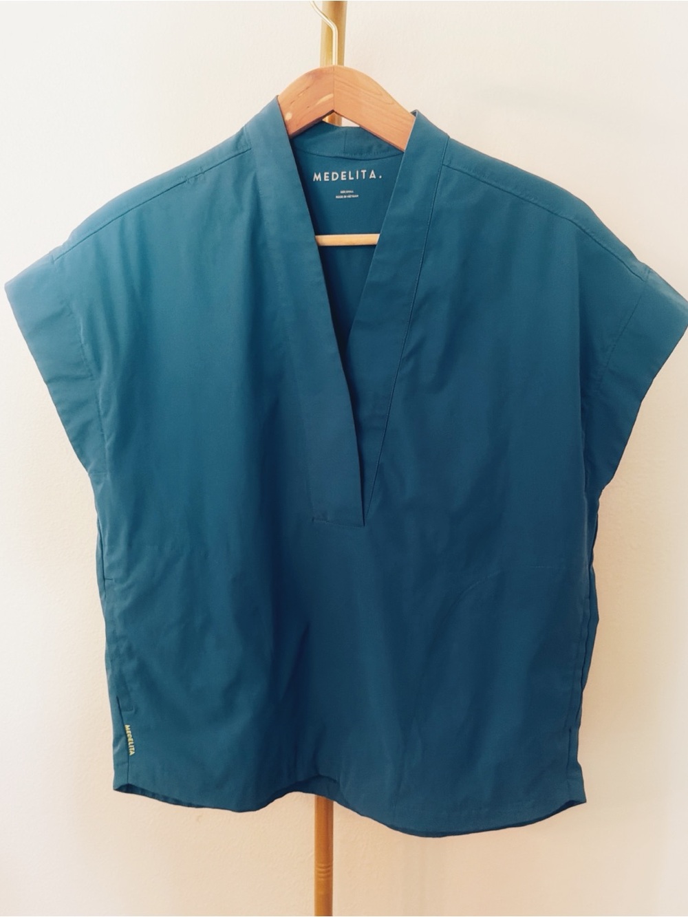 Medelita Rafaela V-Neck Scrub Top | Size Medium | Ocean | EUC
